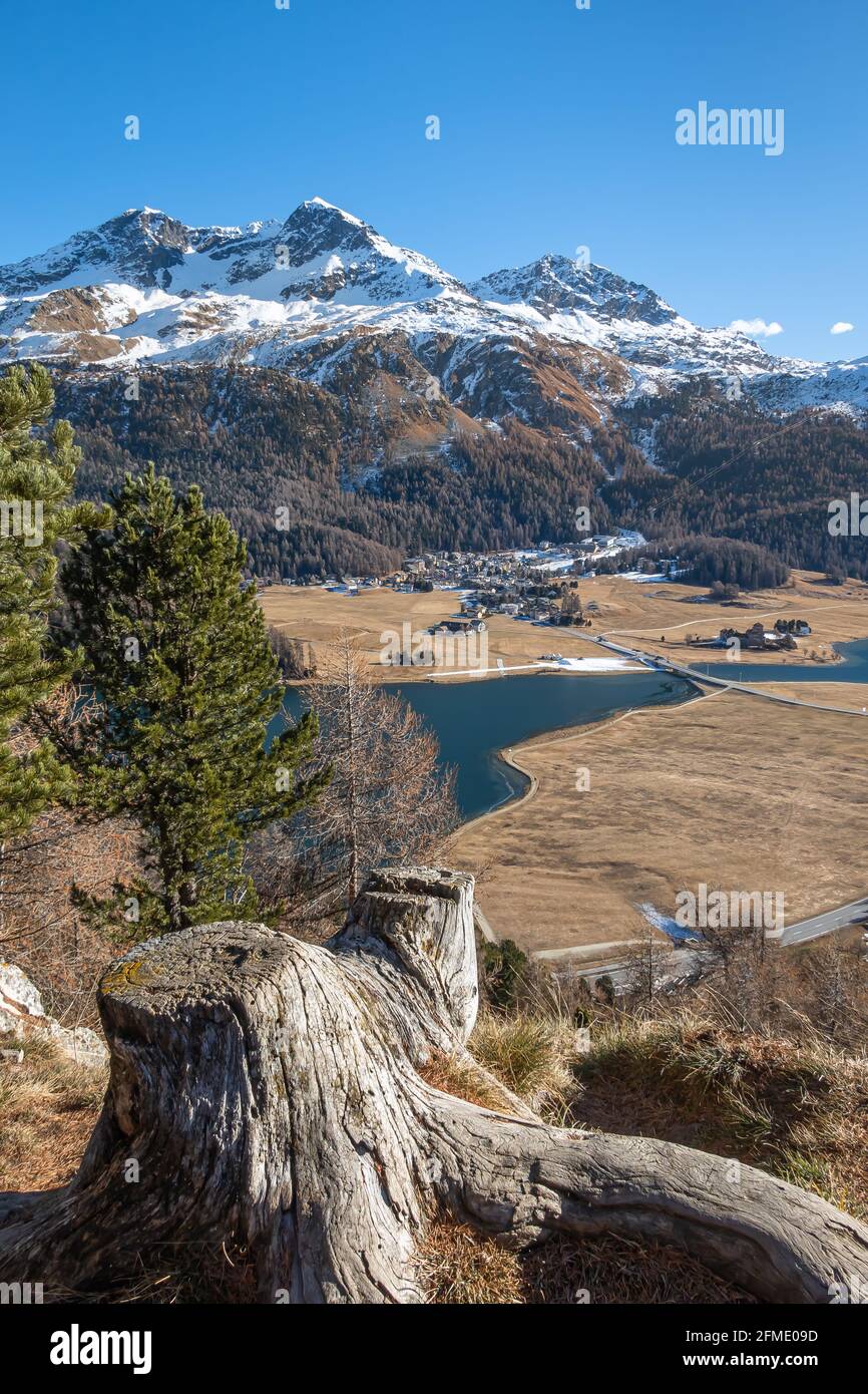 St. Moritz-Silvaplana, Svizzera - 26 novembre 2020: Splendido panorama invernale del lago Silvaplana e del villaggio di Surlej. Foto Stock