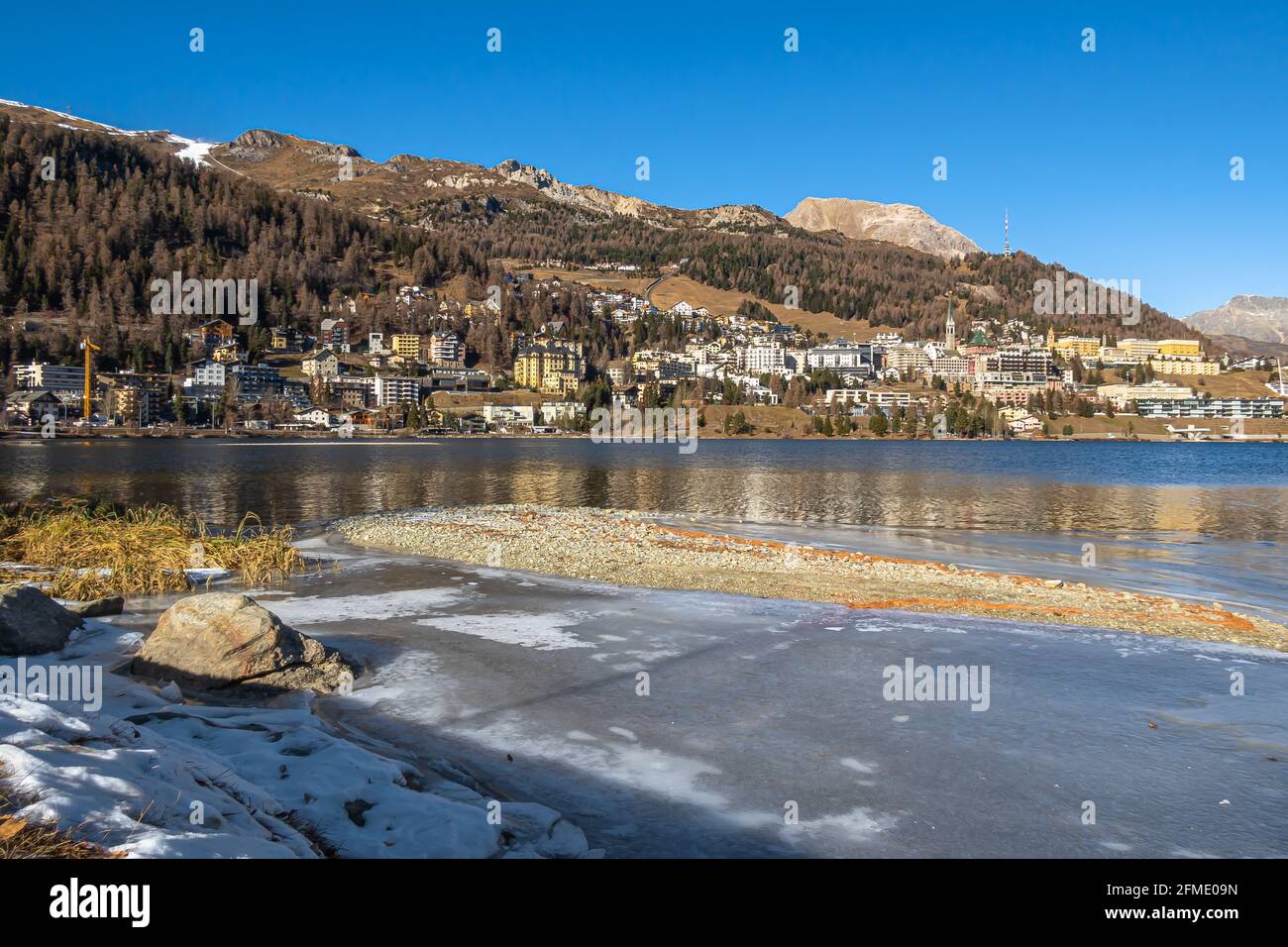 St. Moritz, Svizzera - 26 novembre 2020: St. Moritz è un'alta località alpina dell'Engadina in Svizzera, a un'altitudine di circa 1,800 m Foto Stock
