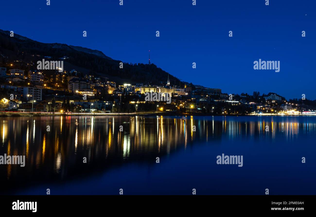 St. Moritz, Svizzera - 26 novembre 2020: St. Moritz è un'alta località alpina dell'Engadina in Svizzera, a un'altitudine di circa 1,800 m Foto Stock