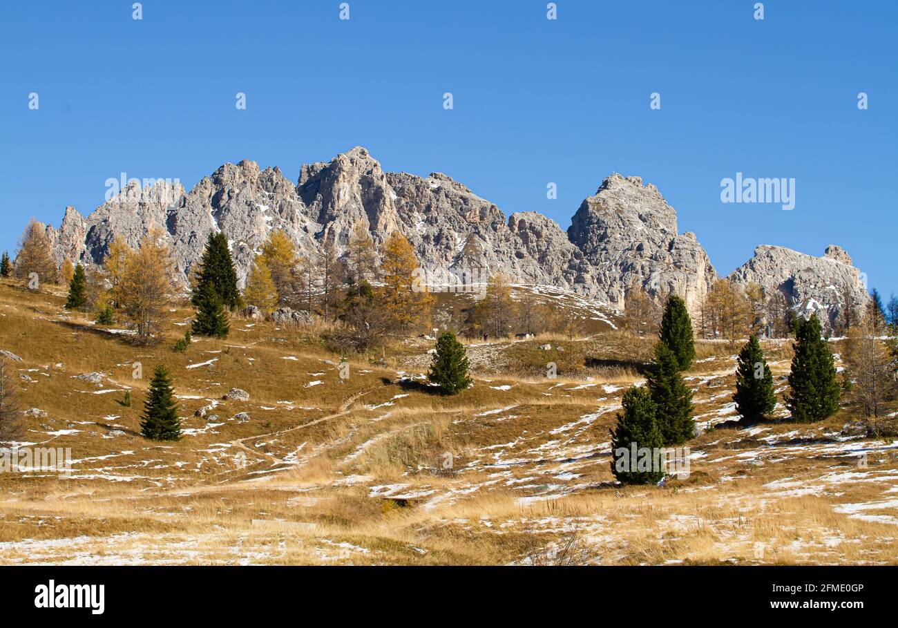 Val Gardena, Italia - 27 ottobre 2014: Le Dolomiti sono una catena montuosa di forme geologiche speciali in Alto Adige, nel nord-est dell'Italia. Conosciuto per skii Foto Stock