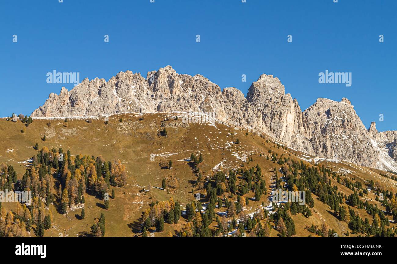 Selva di Val Gardena, Italia - 27 ottobre 2014: Le Dolomiti sono una catena montuosa di forme geologiche speciali in Alto Adige, nel nord-est dell'Italia. Noto Foto Stock