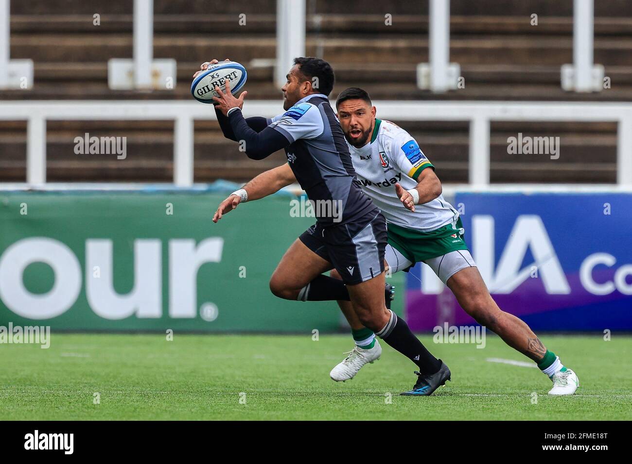 Newcastle, Regno Unito. 8 maggio 2021. George Wacokecoke di Newcastle Falcons, sotto la pressione di Curtis Rona, di London Irish, a Newcastle, Regno Unito, il 5/8/2021. (Foto di IAM Burn/News Images/Sipa USA) Credit: Sipa USA/Alamy Live News Foto Stock