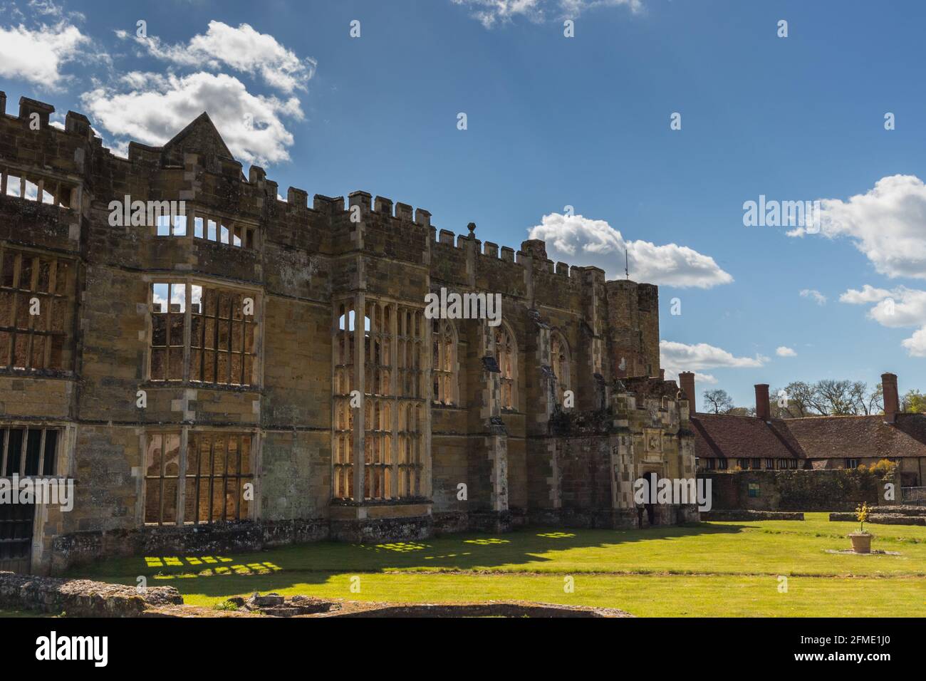 Le rovine di Cowdray House, Midhurst, West Sussex, Regno Unito Foto Stock