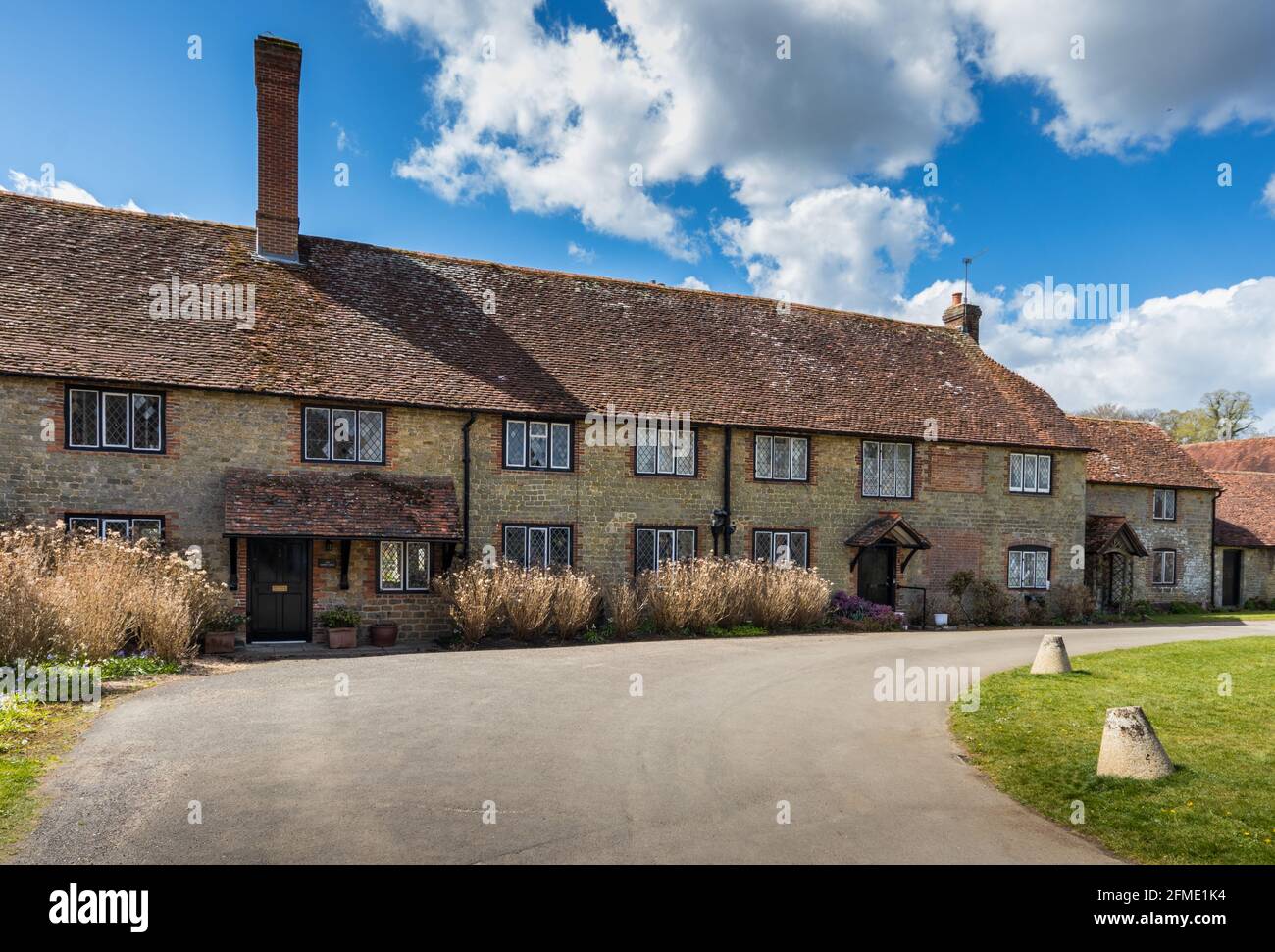 Cottage tradizionali all'interno delle rovine di Cowdray House, Midhurst, West Sussex, Regno Unito Foto Stock