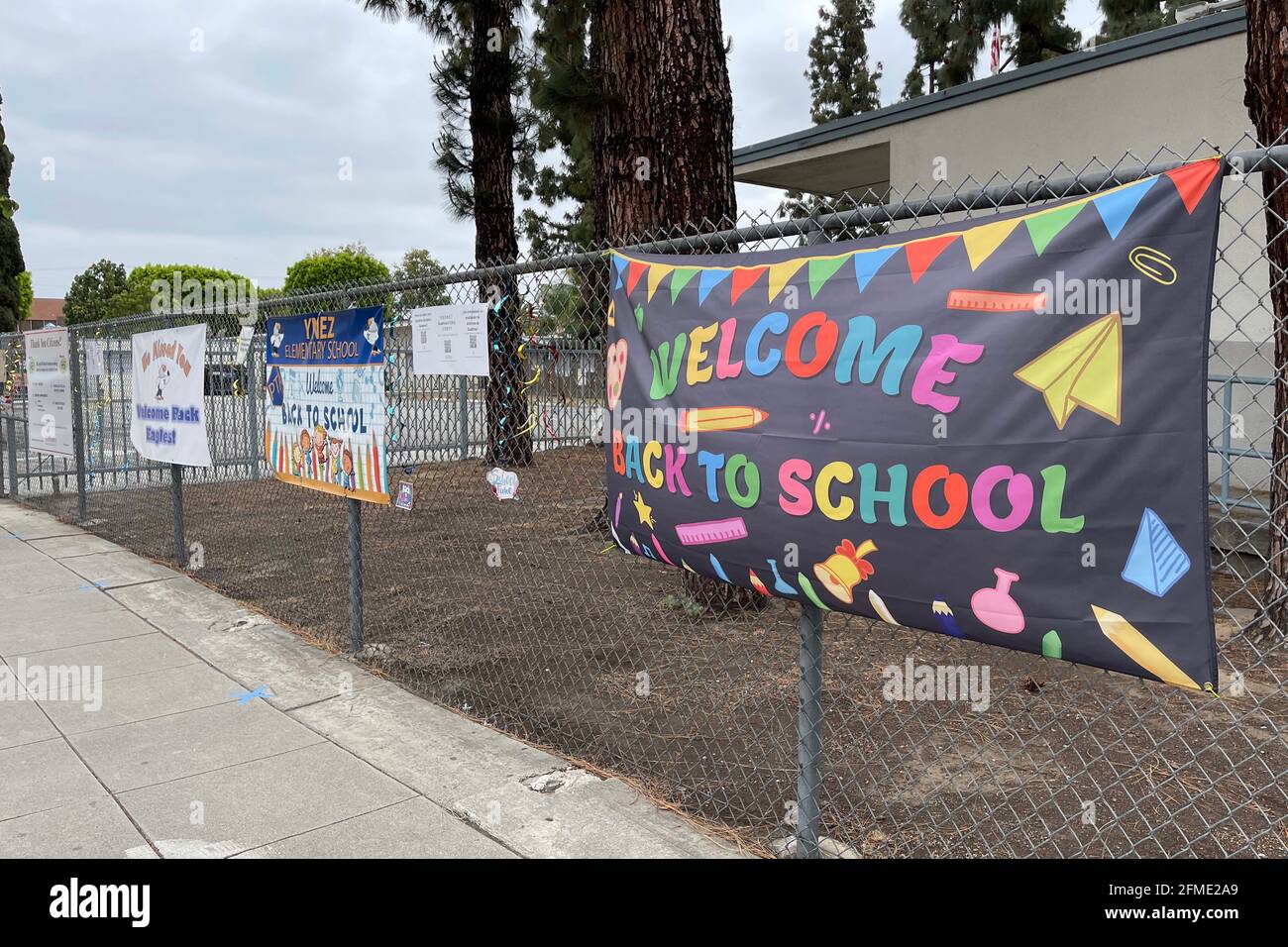 Welcome Back Signs at Ynez Elementary School, sabato 8 maggio 2021, in Monterey Park, Calif. Foto Stock
