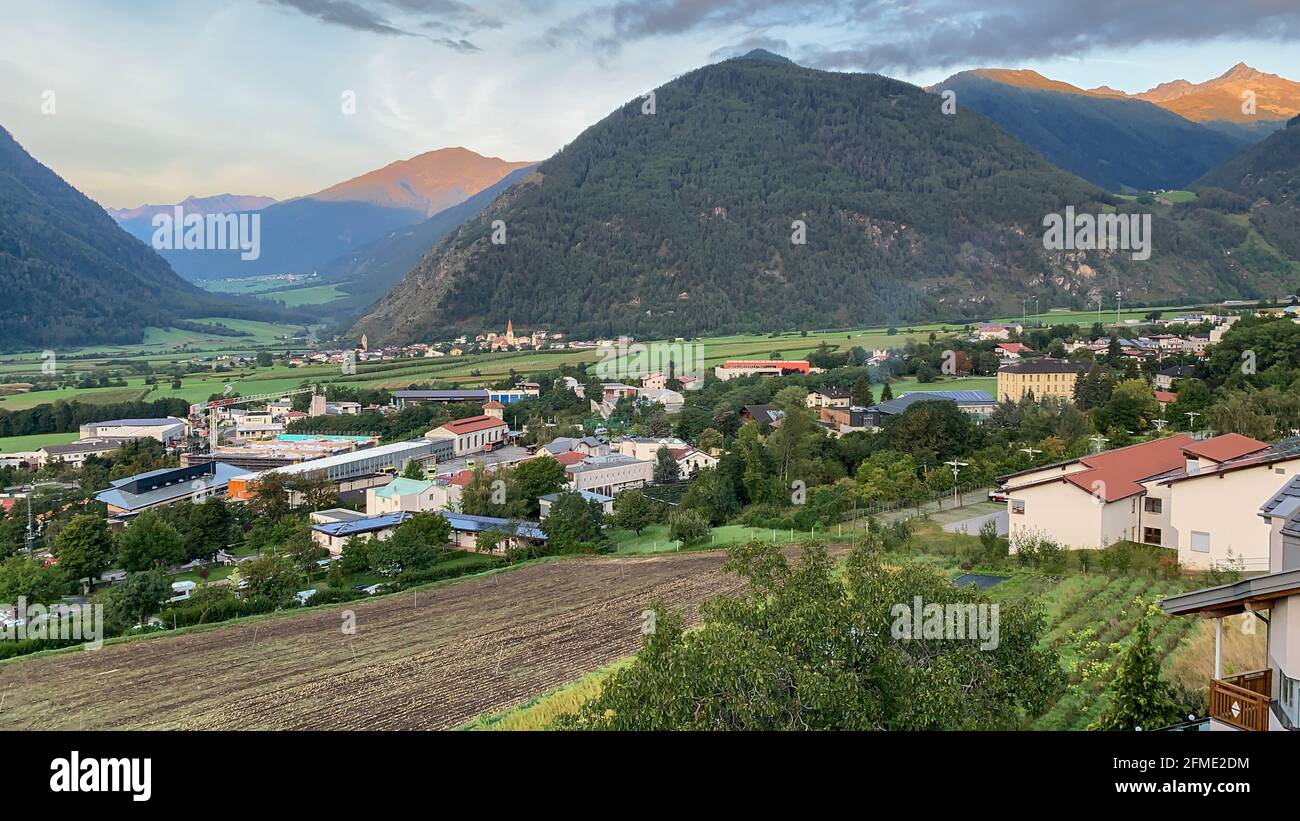 Mels, Italia - 11 settembre 2020: Vista panoramica mattutina di Mels e Glurns in Alto Adige Foto Stock