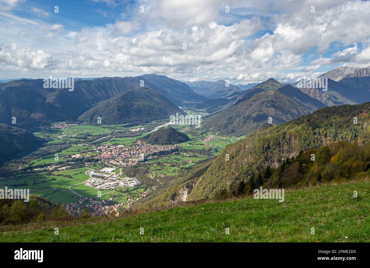 Tolmin, Slovenia - 14 ottobre 2014: Tolmin è una cittadina situata sul bordo meridionale delle Alpi Giulie, il più grande insediamento della società superiore Foto Stock