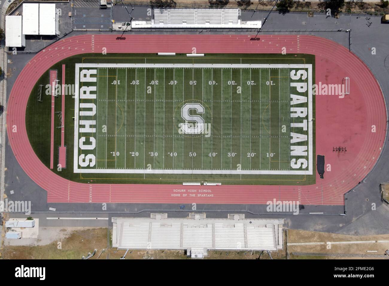 Una vista aerea della pista e del campo di Ken Davis alla scuola superiore di Schurr, giovedì 14 aprile 2021, a Montebello, Calif. Foto Stock