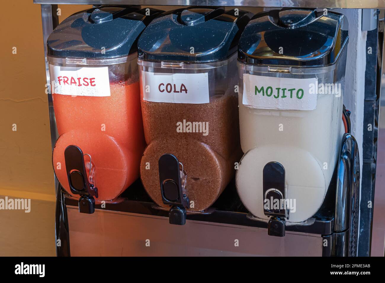 Menton, Francia - 2 luglio 2020: Bevande rinfrescanti ghiacciate con aromi di fragola, cola e mojito Foto Stock