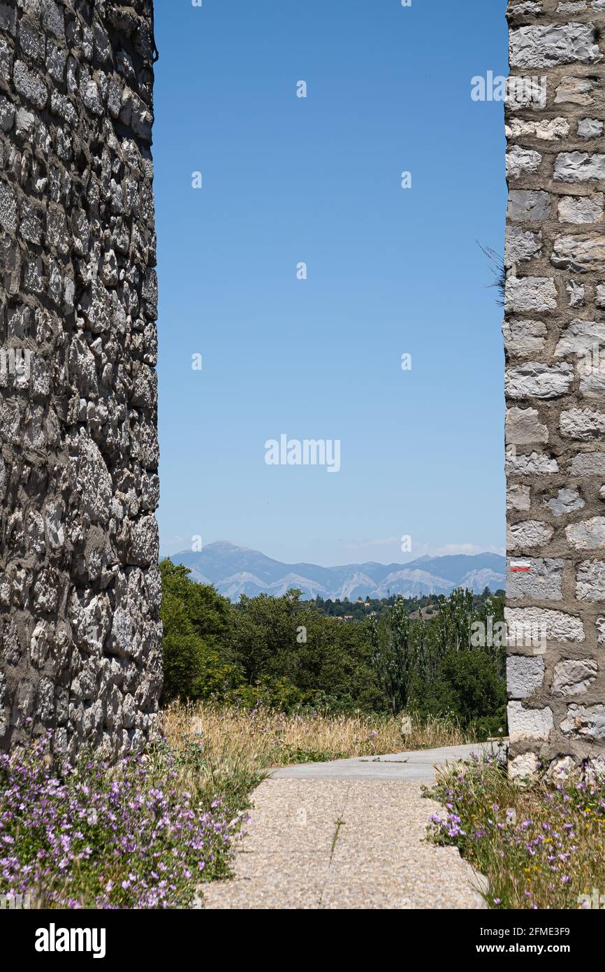 Sisteron, Francia - 7 luglio 2020: Una passerella lastricata che conduce tra due pareti in pietra Foto Stock