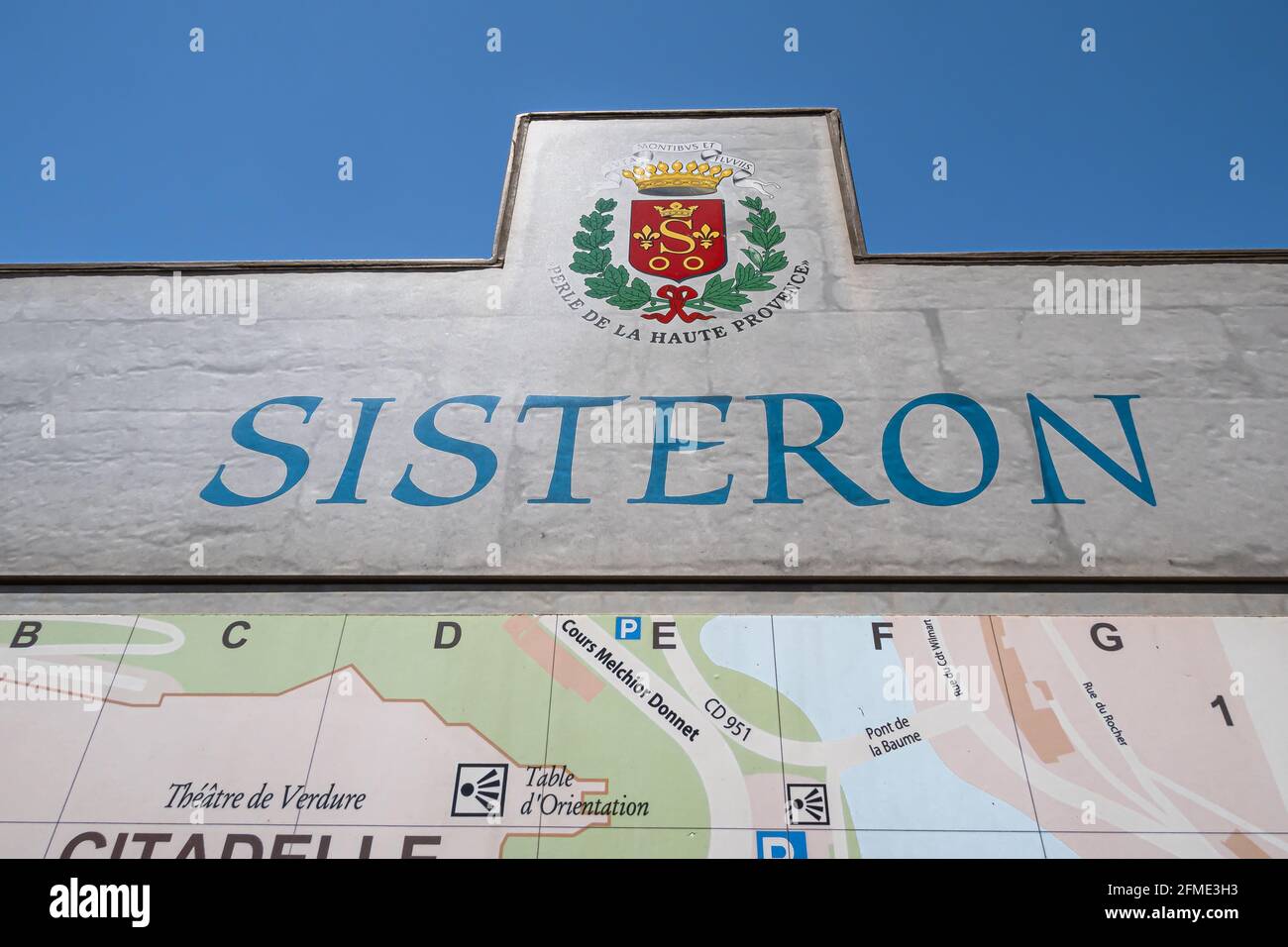 Sisteron, Francia - 7 luglio 2020: Sisteron è una città in Provenza, situata sulle rive del fiume Durance e circondata da ripide scogliere. Foto Stock