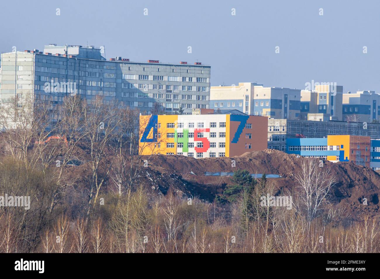 Kemerovo, Russia - 29 aprile 2021. E' stato costruito un nuovo asilo. Lavori di architettura paesaggistica e verticale Foto Stock