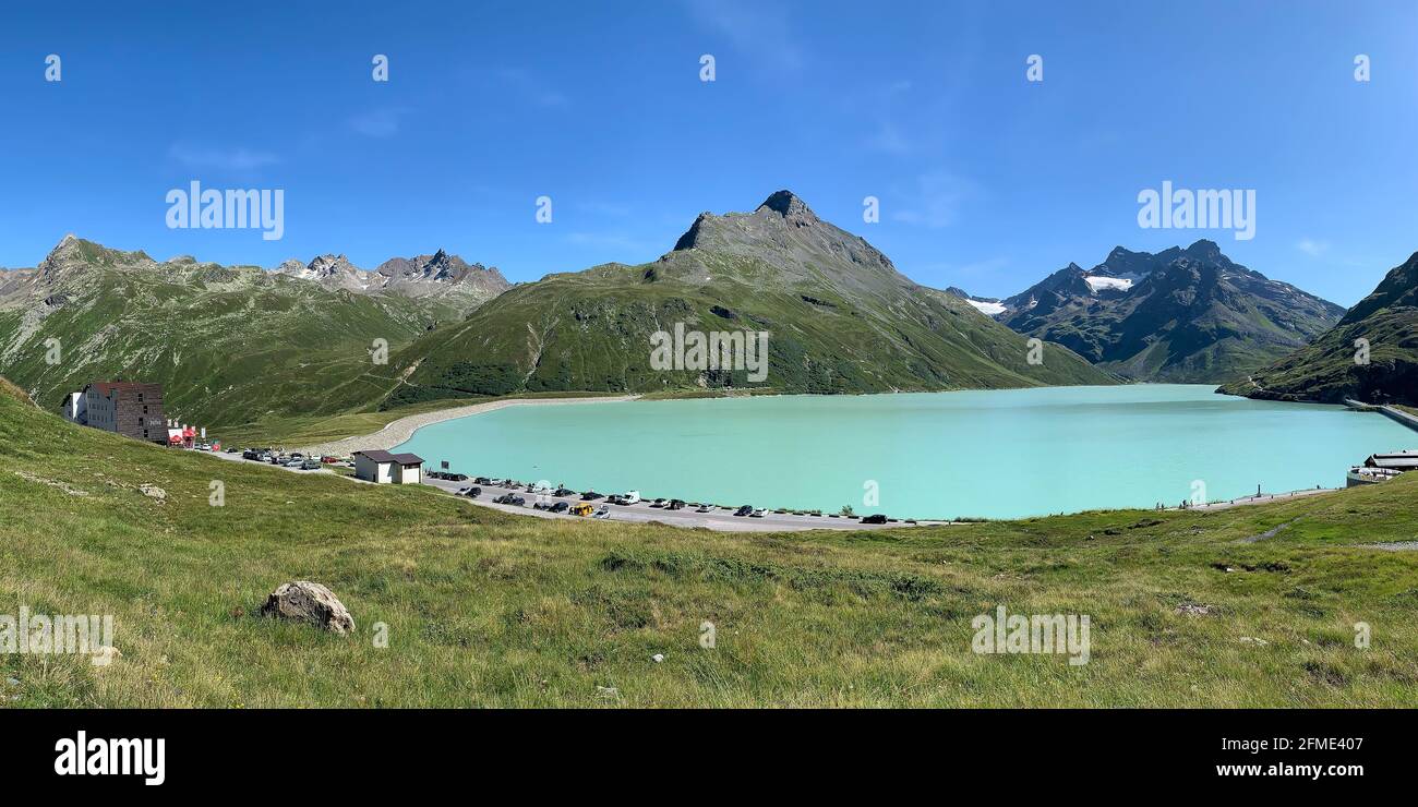Silvrettapass, Austria - 9 agosto 2019: Splendida vista panoramica sul lago Silvretta al passo di Vorarlberg Foto Stock