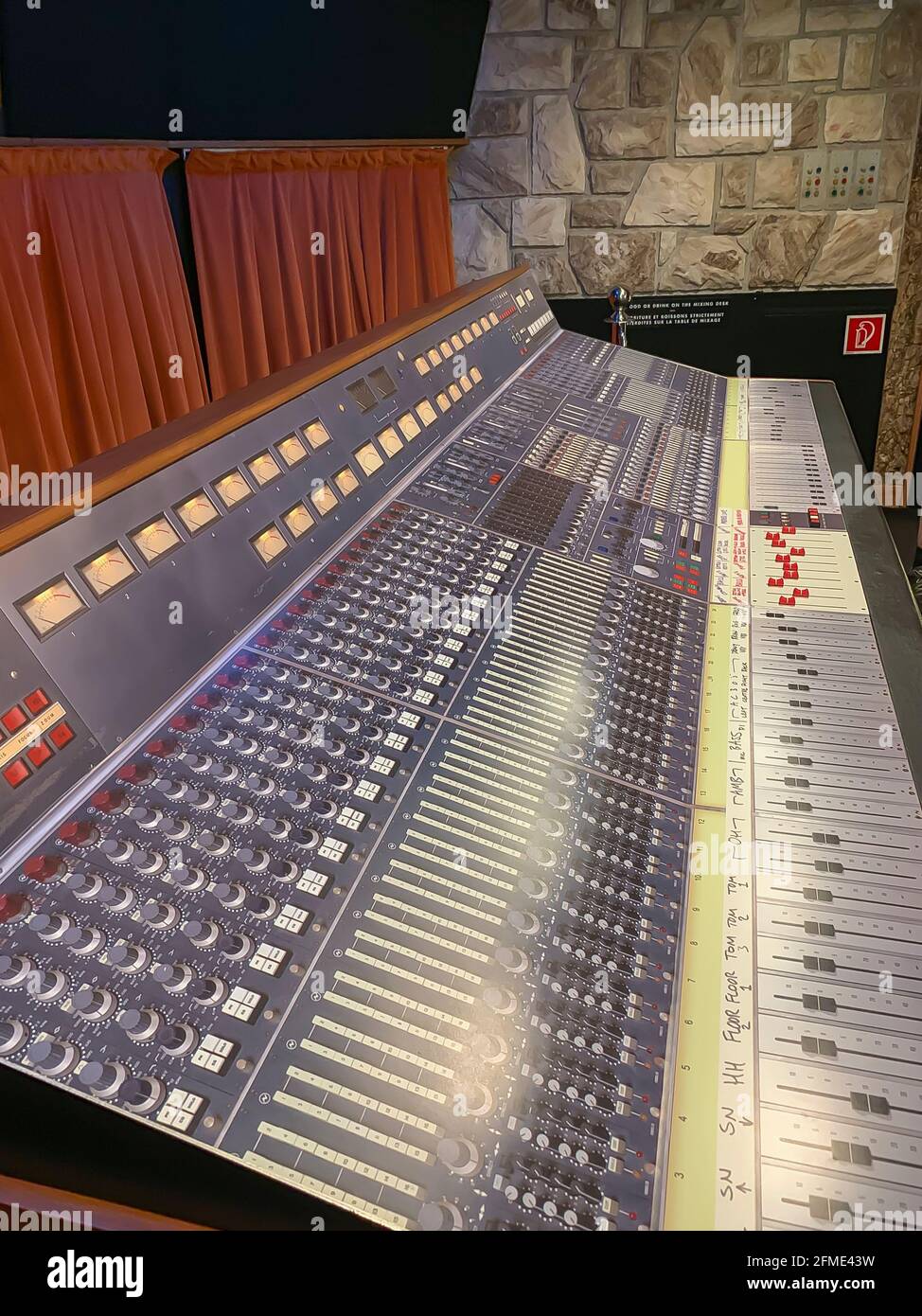 Montreux, Svizzera - 7 agosto 2019: Console di mixaggio Studio per l'elaborazione audio Foto Stock