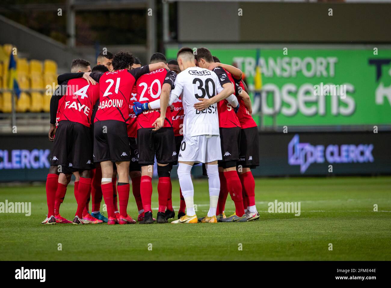 I giocatori di RFC Seraing sono raffigurati all'inizio della tappa di ritorno delle partite di play-off tra la 1A squadra Waasland-Beveren e la 1B-squadra RFC Seraing, in BEV Foto Stock