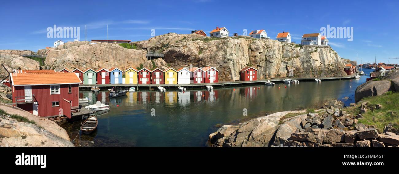 Smogen, Svezia - 1 giugno 2017: Idilliache cabine di pescatori colorati Smogenbryggan. Costruzioni tipiche di case di legno svedesi. Foto Stock