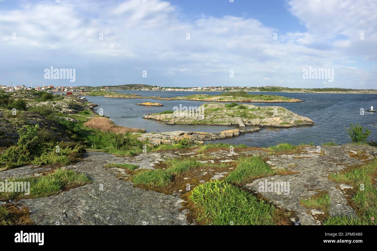 Goteborg, Svezia - 6 giugno 2017: Pittoresca costa rocciosa del mare svedese con molte isole Foto Stock