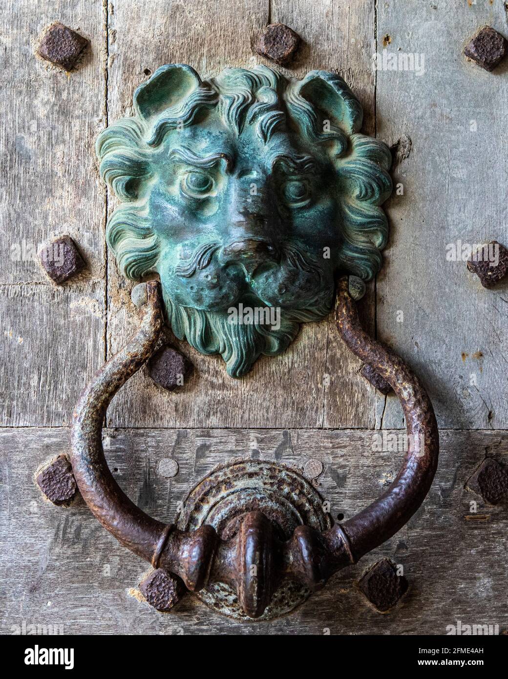 Primo piano di un impressionante Door Knocker presso lo storico Castello di Leeds a Kent, Regno Unito. Foto Stock