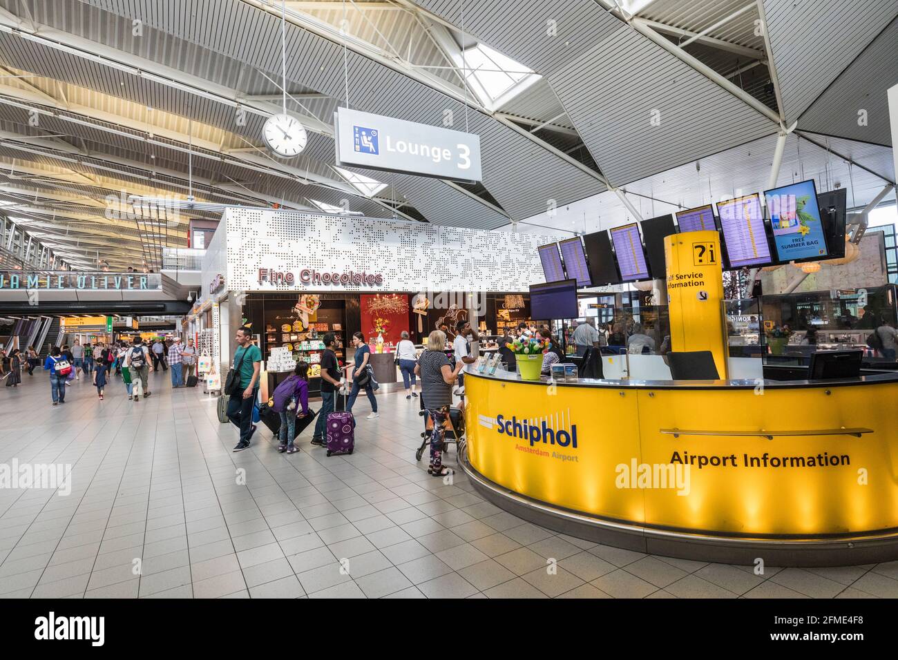 Sportello informazioni per le partenze, aeroporto di Schiphol, Paesi Bassi Foto Stock