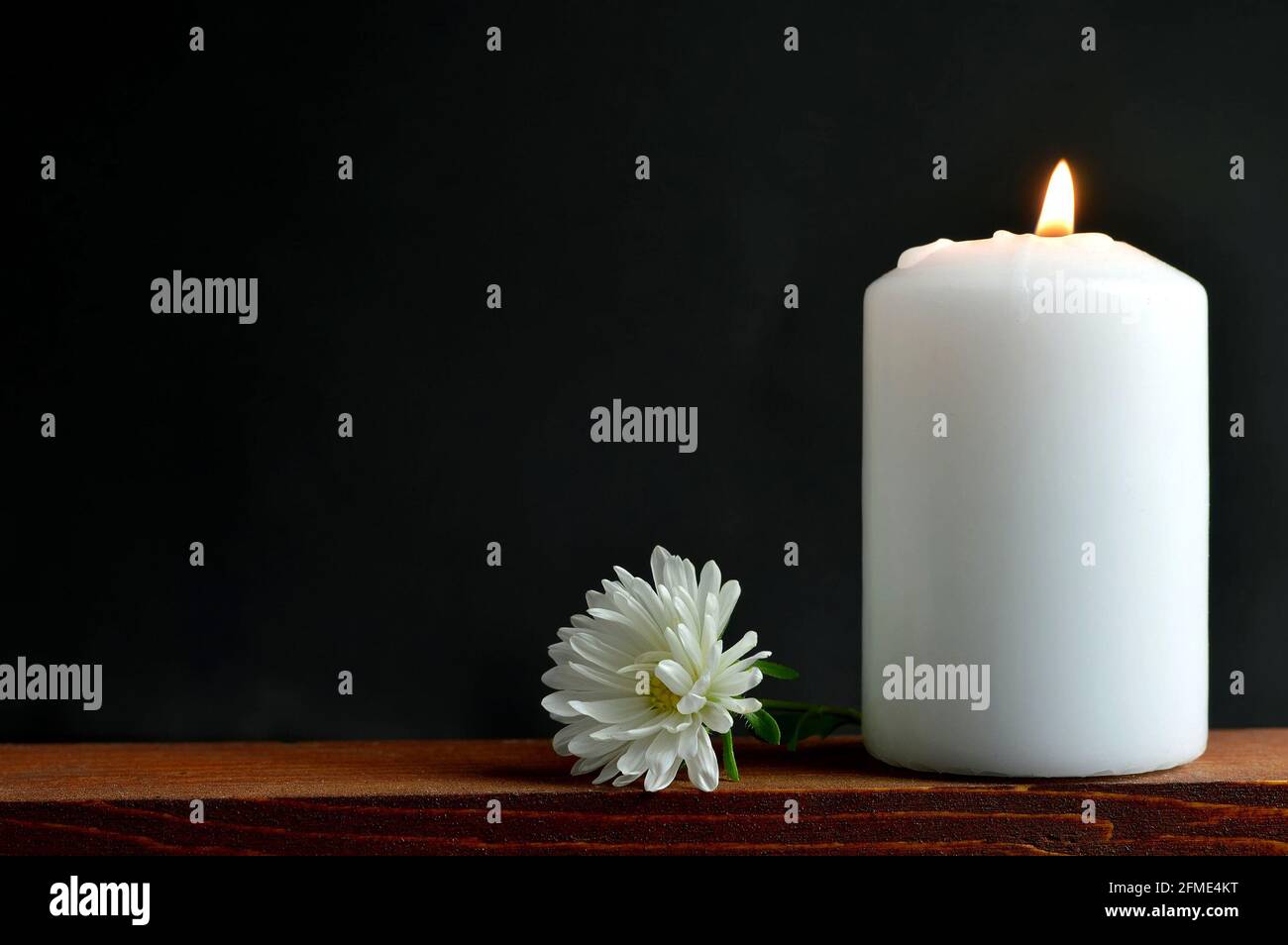 Carta di condoglianze con candela bianca e fiore Foto Stock