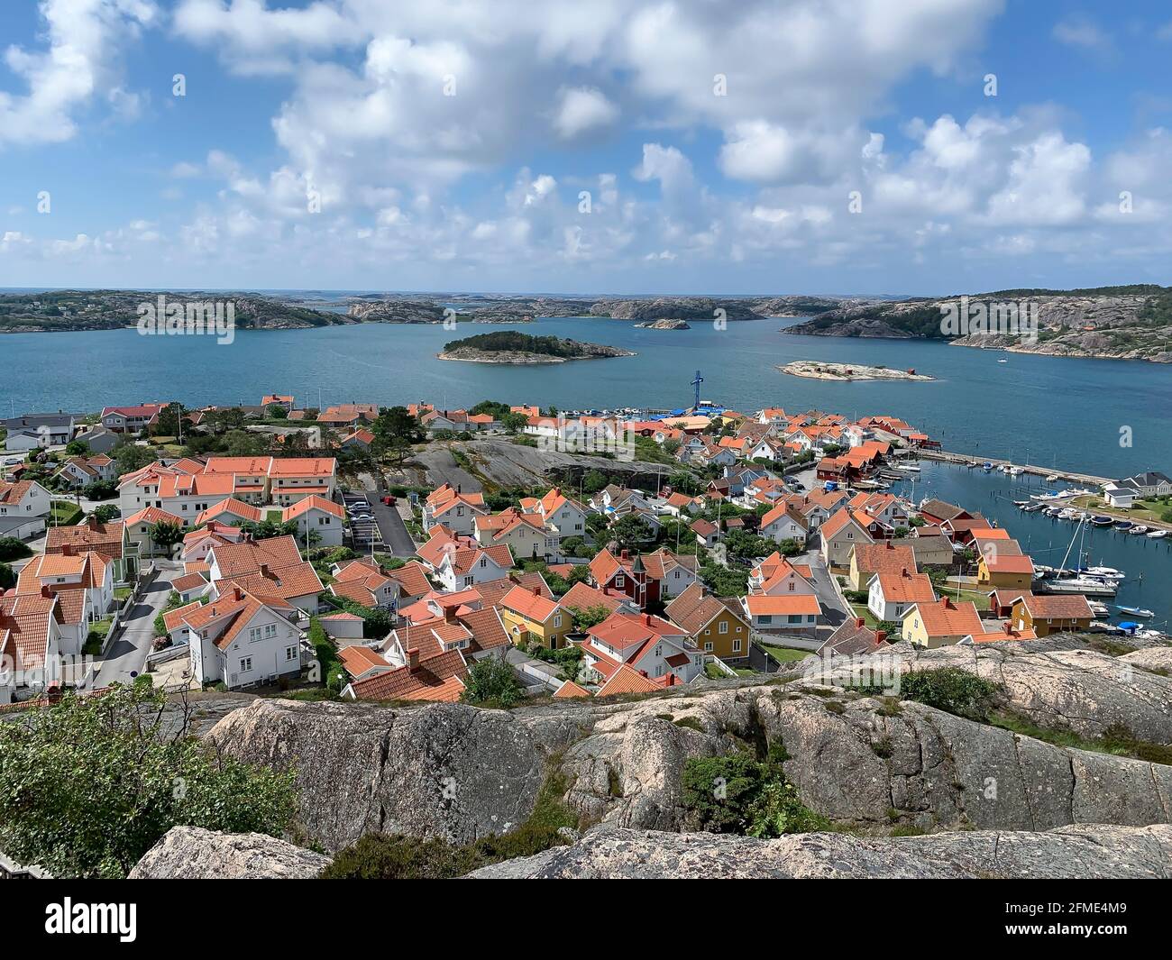 Fjallbacka, Svezia - 10 giugno 2019: Villaggio svedese di pescatori Fjällbacka sulla costa occidentale di Bohuslan. La città è una popolare località turistica estiva. Foto Stock