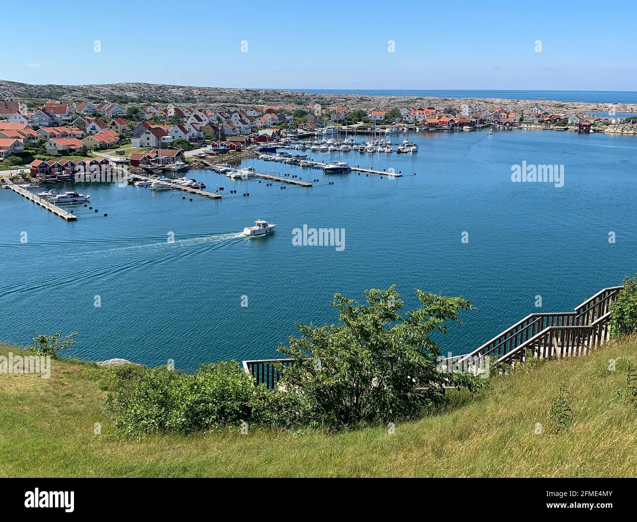 Smogen, Svezia - 10 giugno 2019: Una vista al fiordo di Smogen e l'isola Foto Stock