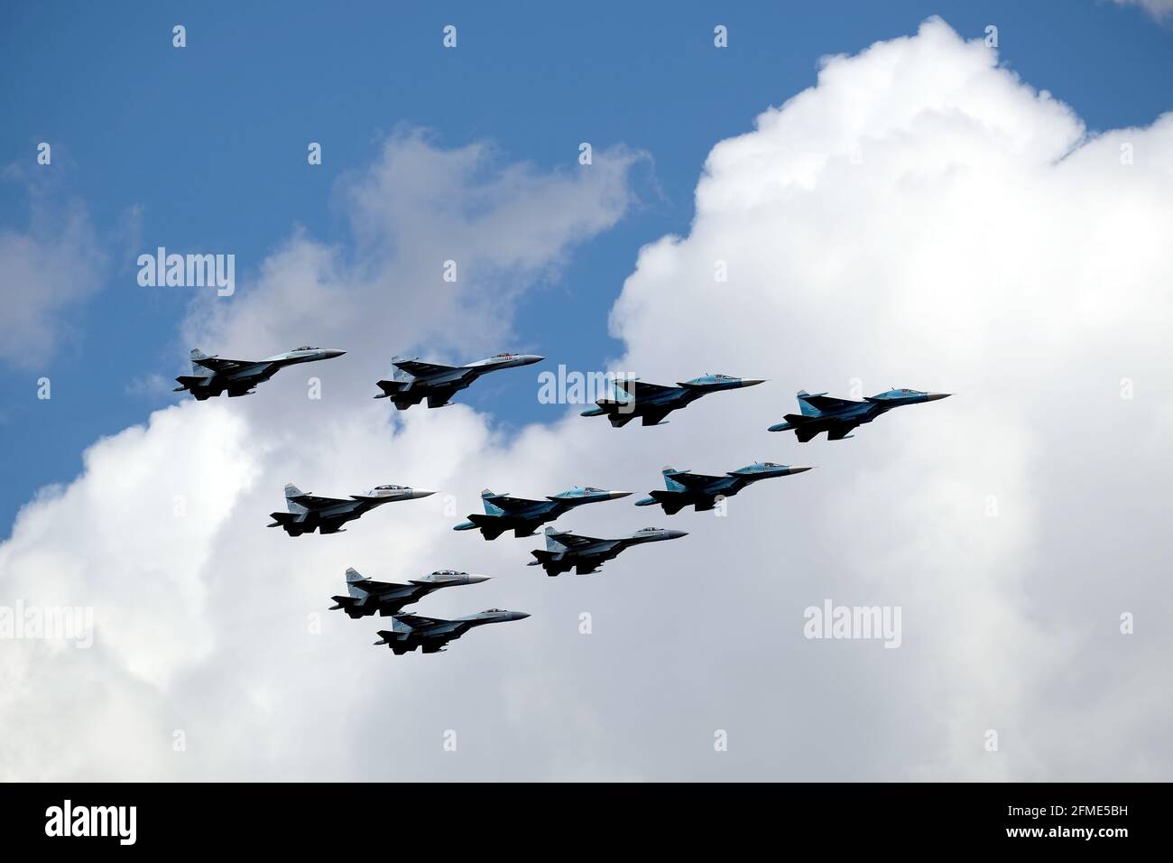 MOSCA, RUSSIA - 7 MAGGIO 2021: Gruppo di intercettatori supersonici militari russi ad alta quota su-34, su-35, su-30SM mostra la figura Ala tattica in aria Foto Stock