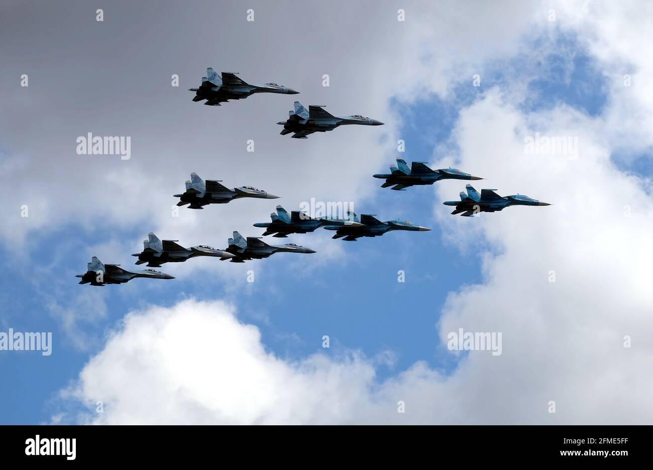 MOSCA, RUSSIA - 7 MAGGIO 2021: Gruppo di intercettatori supersonici militari russi ad alta quota su-34, su-35, su-30SM mostra la figura Ala tattica in aria Foto Stock