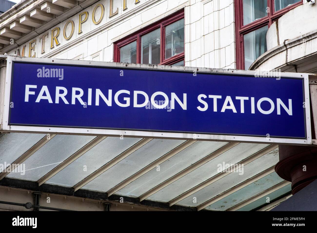 Londra, Regno Unito - 7 maggio 2021: Il cartello sopra un ingresso alla stazione di Farringdon nella città di Londra, Regno Unito. Foto Stock