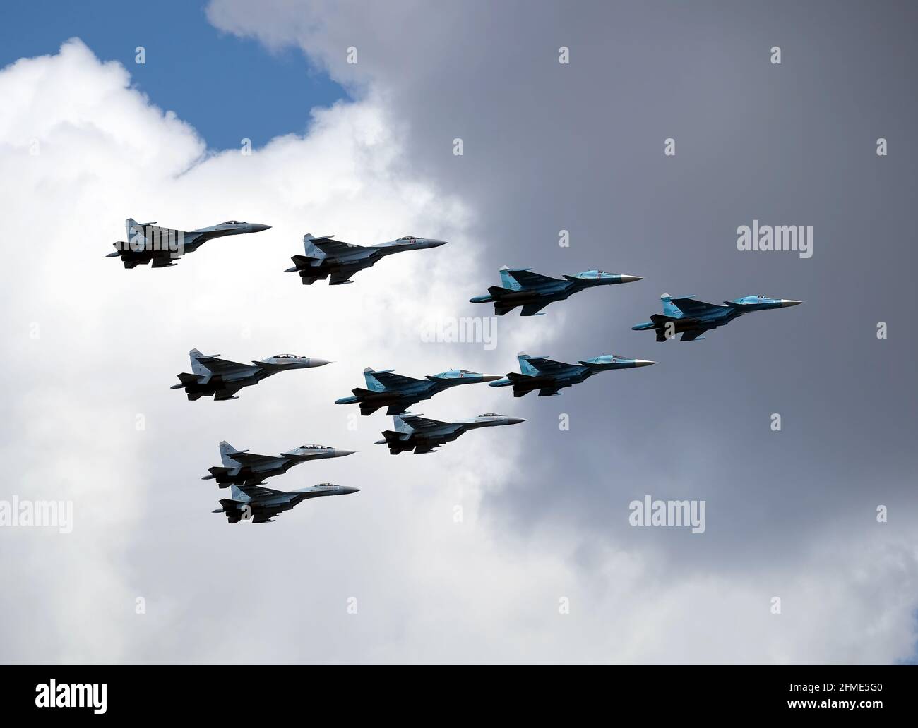 MOSCA, RUSSIA - 7 MAGGIO 2021: Gruppo di intercettatori supersonici militari russi ad alta quota su-34, su-35, su-30SM mostra la figura Ala tattica in aria Foto Stock