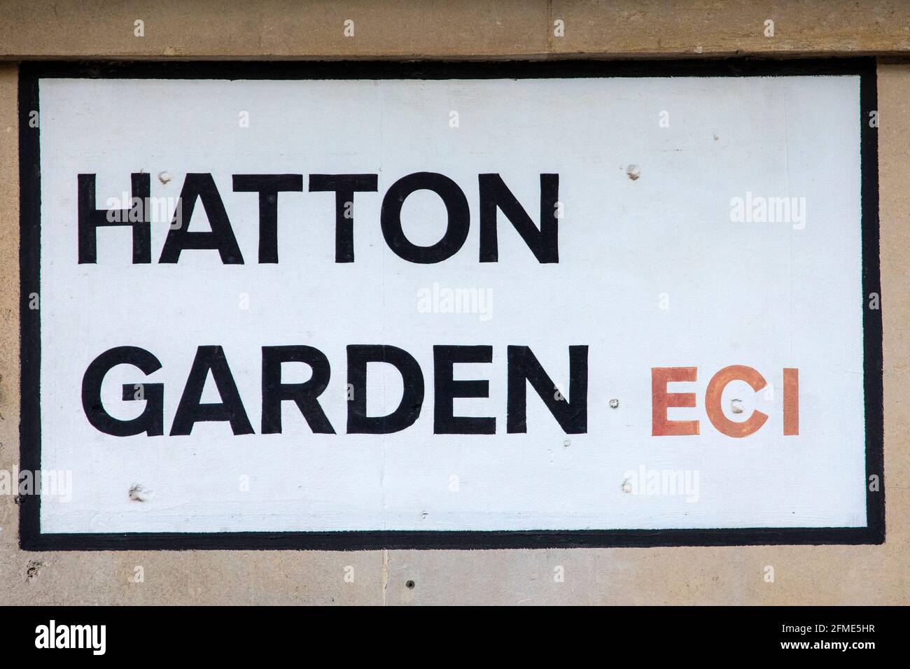 Londra, Regno Unito - 7 maggio 2021: Un cartello stradale per Hatton Garden nel centro di Londra, Regno Unito. Foto Stock