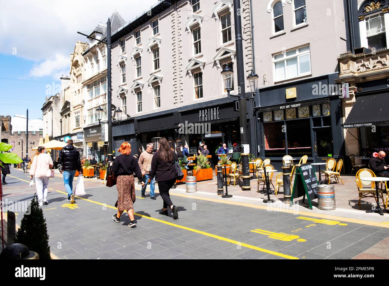 Vista esterna delle persone che fanno shopping lungo St Mary Linee di distanziamento sociale di strada sul marciapiede nel centro di Cardiff Maggio 2021 KATHY DEWITT Foto Stock