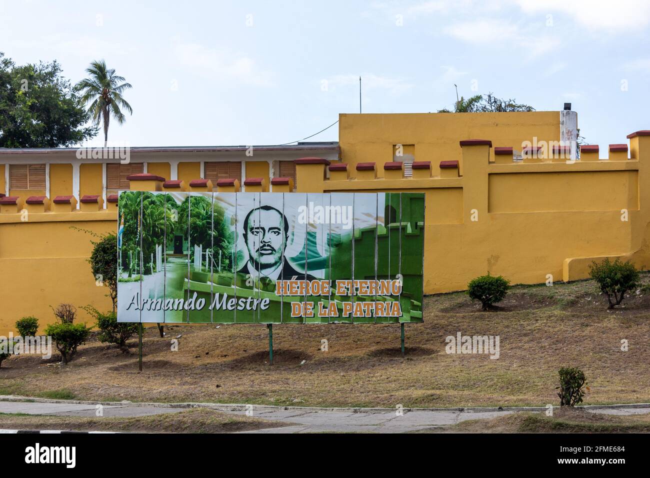 L'architettura esterna e' caratterizzata da un edificio militare fortificato conosciuto come Cuartel Moncada, Santiago de Cuba, Cuba Foto Stock