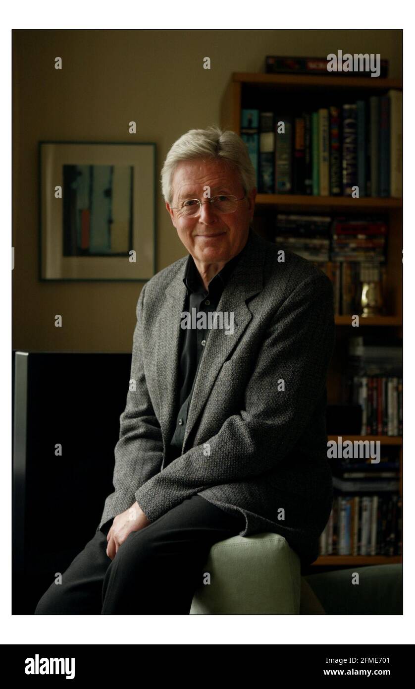 Michael Aspel a casa nella zona ovest di Londra.pic David Sandison 30/4/2004 Foto Stock