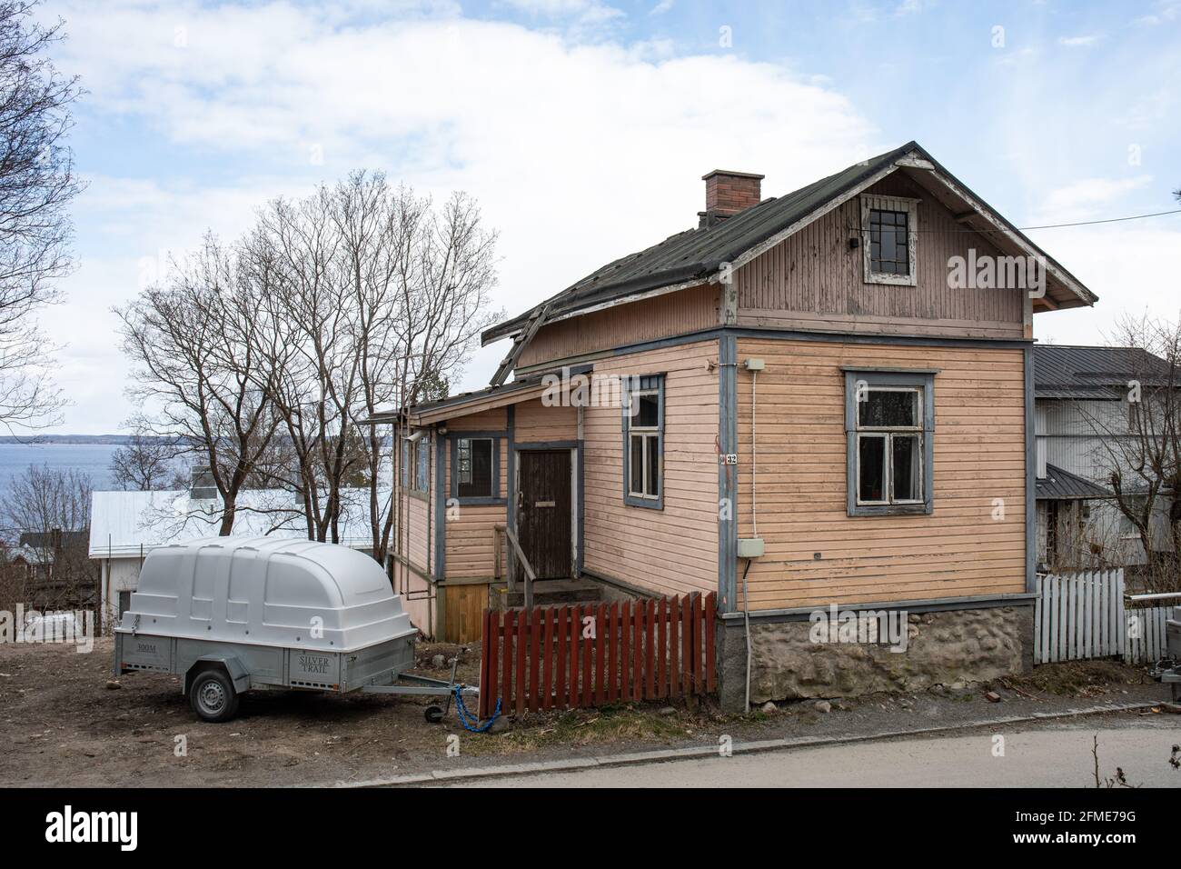 Edificio vecchio e piccolo in legno a Pispalanharju di Tampere, Finlandia Foto Stock