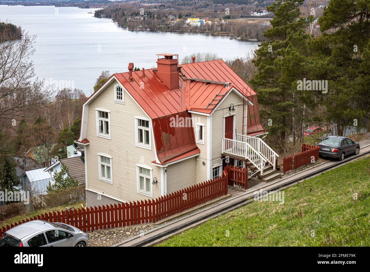 Tradizionale edificio residenziale in legno o casa sul ripido pendio del crinale di Pipala esker a Tampere, Finlandia Foto Stock
