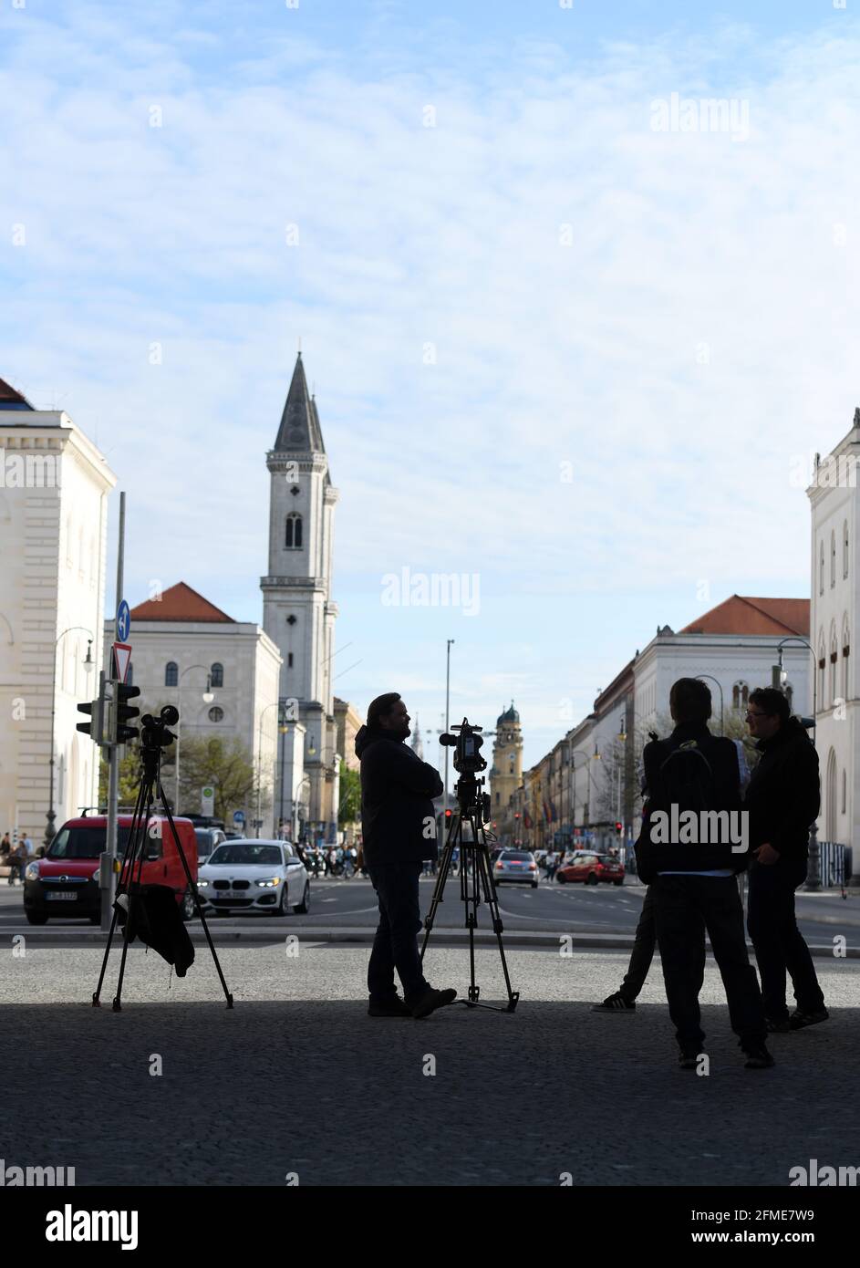 Monaco, Germania. 8 maggio 2021. Un team televisivo attende le reazioni dei fan alla porta della Vittoria tra Leopoldstrasse e Ludwigstrasse. Il FC Bayern si è assicurato il titolo di campionato Bundesliga il giorno della partita 32, ma non ci sono state reazioni visibili dei tifosi su Leopoldstraße. Credito: Tobias Hase/dpa - NOTA IMPORTANTE: In conformità con le norme del DFL Deutsche Fußball Liga e/o del DFB Deutscher Fußball-Bund, è vietato utilizzare o utilizzare fotografie scattate nello stadio e/o della partita sotto forma di sequenze fotografiche e/o serie fotografiche di tipo video./dpa/Alamy Live News Foto Stock