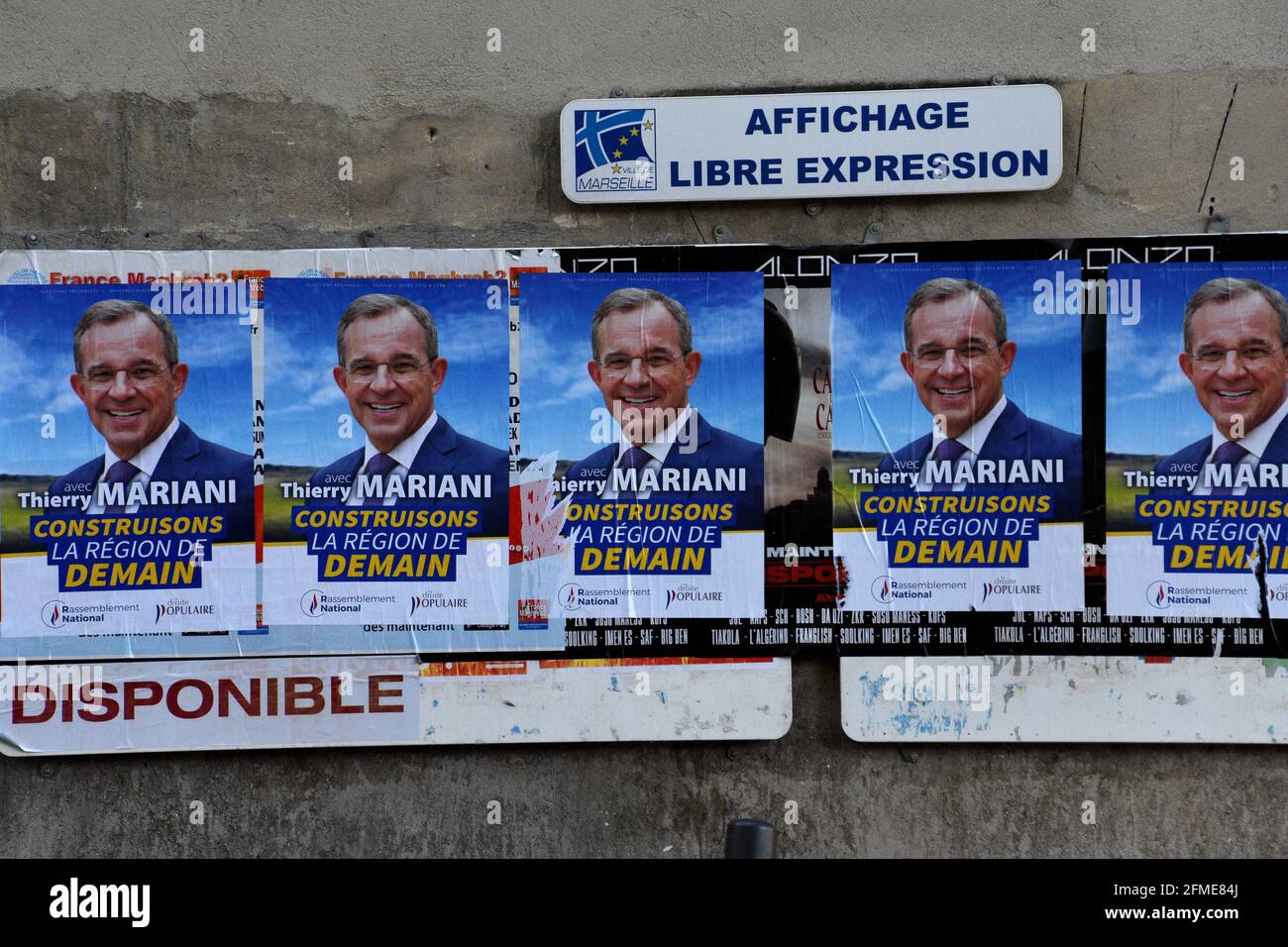 I manifesti di Thierry Mariani sono esposti.Thierry Mariani è il candidato per il partito di estrema destra "Rassemblement National" (RN) nelle elezioni regionali in Provenza-Alpi-Costa Azzurra. Foto Stock