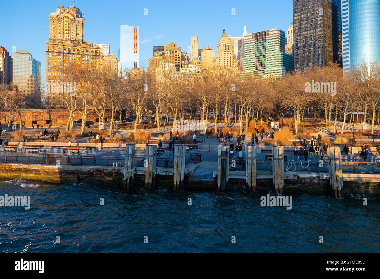 The Battery (Battery Park), New York City, USA - 27 dicembre 2013 : passeggeri in attesa di un servizio di traghetto al punto di imbarco nel ti meridionale Foto Stock