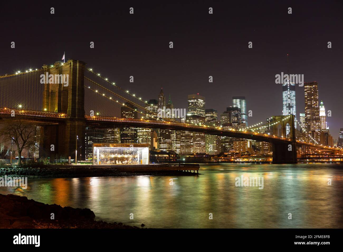 Ponte di Brooklyn da Brooklyn a Manhattan di notte, New York, USA. Foto Stock