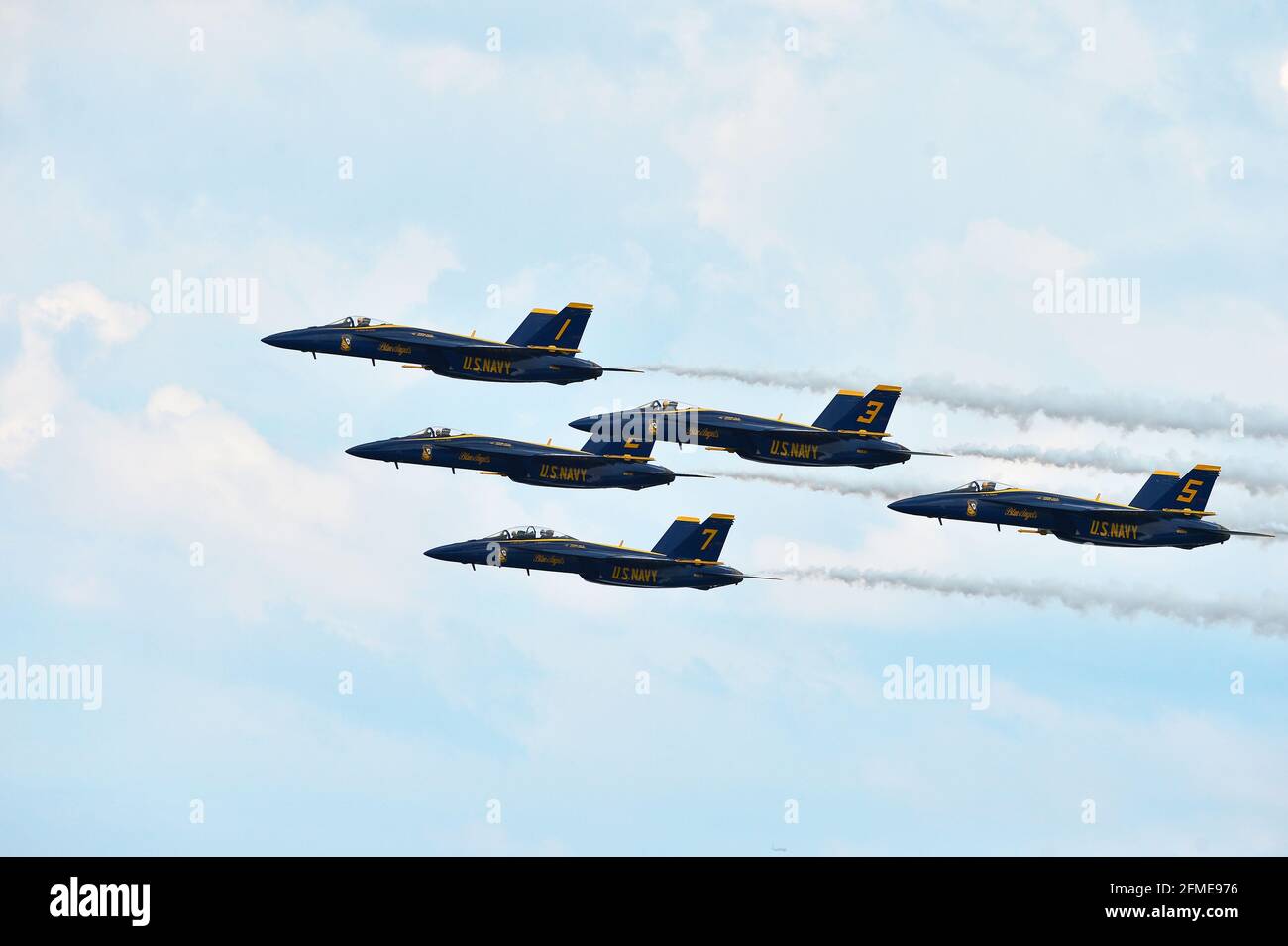 Fort Lauderdale, Stati Uniti. 07 maggio 2021. FORT LAUDERDALE, FLORIDA - 07 MAGGIO: Gli Stati Uniti Navy Blue Angels si esibiscono durante la prova finale di abbigliamento dell'Air Show di ft Lauderdale a Fort Lauderdale Beach il 7 maggio 2021 a Fort Lauderdale, Florida. Si tratta del 75° anniversario dei Blue Angels e di una delle prime performance del team nel Super Hornet F/A-18, mentre il team passa dal precedente Hornet. (Foto di JL/Sipa USA) Credit: Sipa USA/Alamy Live News Foto Stock