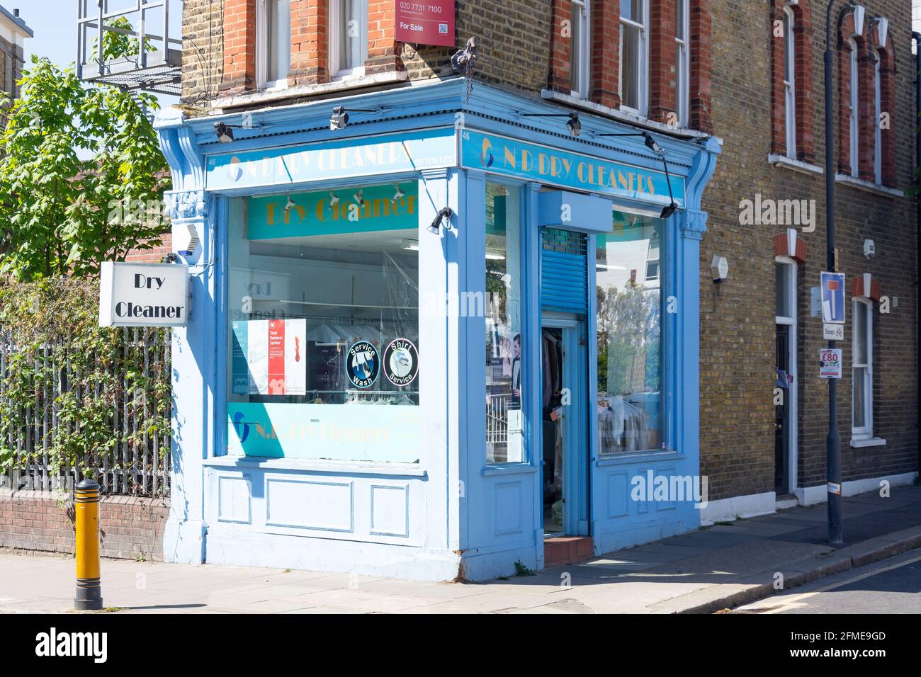 Piccolo negozio di pulitura a secco, Parsons Green Lane, Parsons Green, London Borough of Hammersmith e Fulham, Greater London, England, Regno Unito Foto Stock