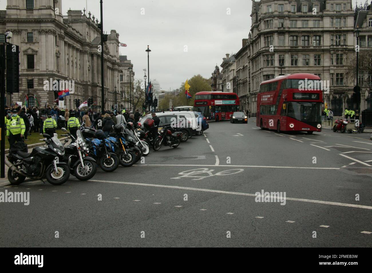 I motociclisti provenienti da tutto il paese si riuniscono in Parliament Square nel centro di Londra per la terza protesta di Rolling Thunder a sostegno dei veterani che si trovano ad affrontare le accuse durante il loro periodo in Irlanda del Nord. Foto Stock