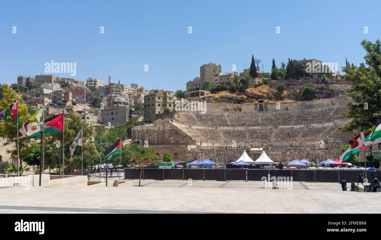 Vista bassa del Teatro Romano del 2 ° secolo con 6000 posti a sedere, in Hashemite Plaza ai piedi di Jabal al-Joufah, Amman, Giordania Foto Stock