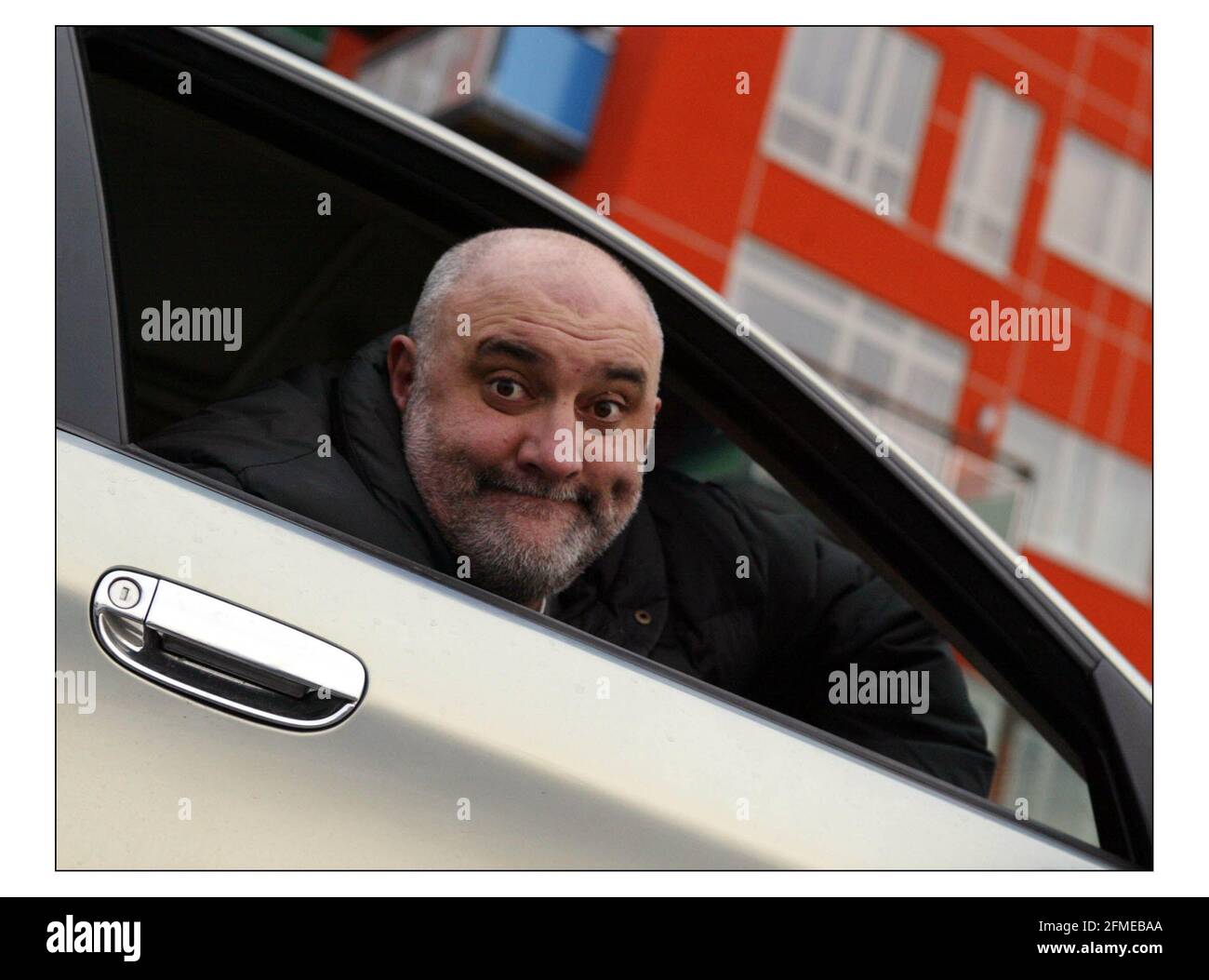 Alexei Sayle con la sua Alfa Romeo per motoring.pic David Sandison 28/1/2004 Foto Stock