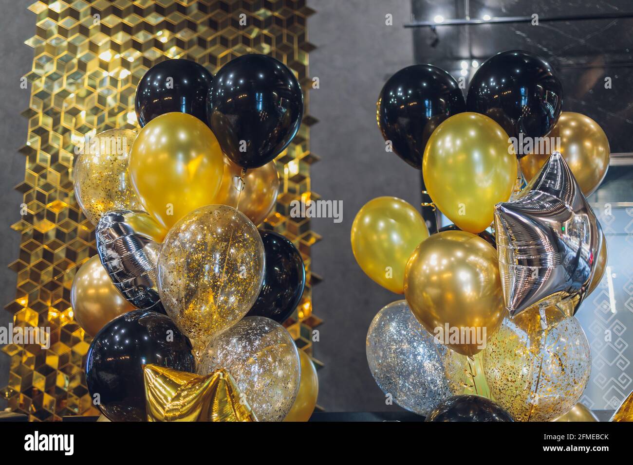 palloncini d'aria in elio nero e oro su sfondo bianco, festeggia, festa  Foto stock - Alamy