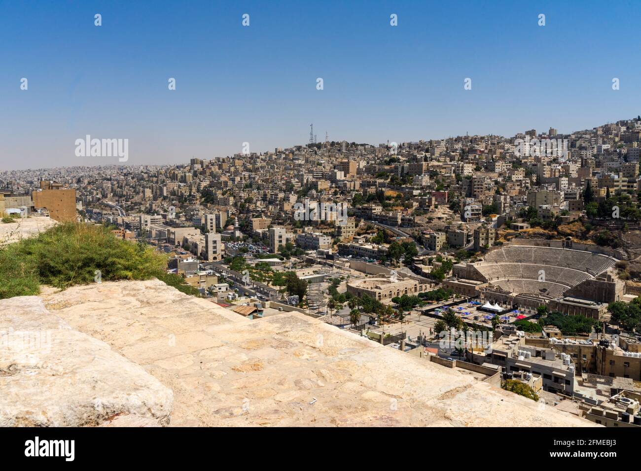 La vista dall'alto di Amman, Giordania dalla collina della Cittadella, con il basso quartiere residenziale di Jabal al-Joufah e il teatro romano Foto Stock