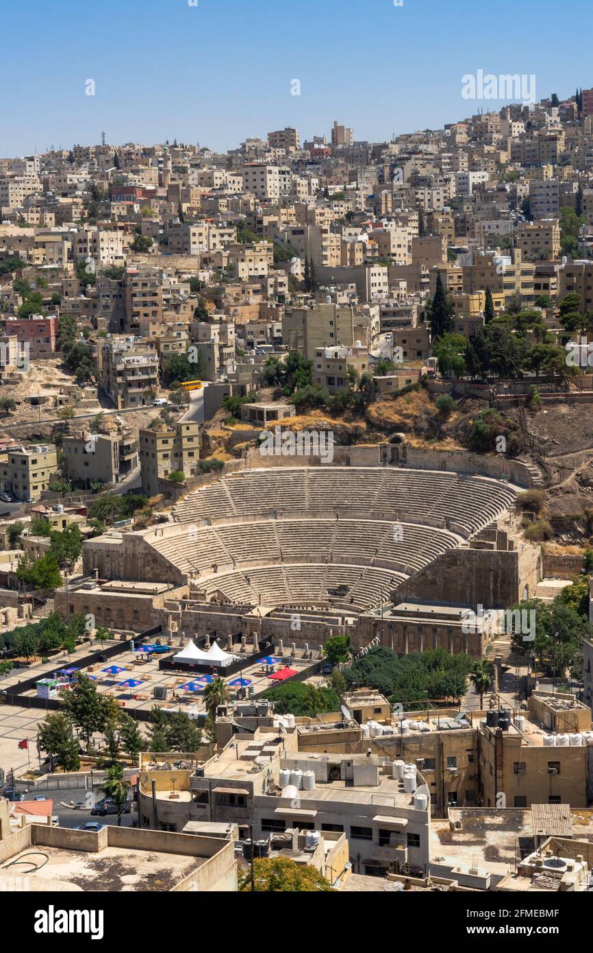 Vista dall'alto di Amman, Giordania, con il Teatro Romano del 2 ° secolo e il Teatro Odeon, in Hashemite Plaza, ai piedi di Jabal al-Joufah Foto Stock