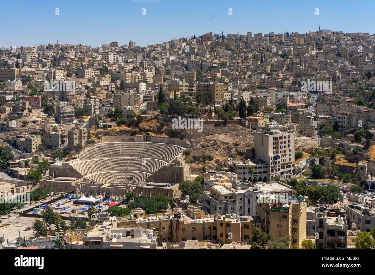 Vista dall'alto di Amman, Giordania, con il Teatro Romano del 2 ° secolo, sulla Hashemite Plaza ai piedi del basso quartiere residenziale di Jabal al-Joufah Foto Stock