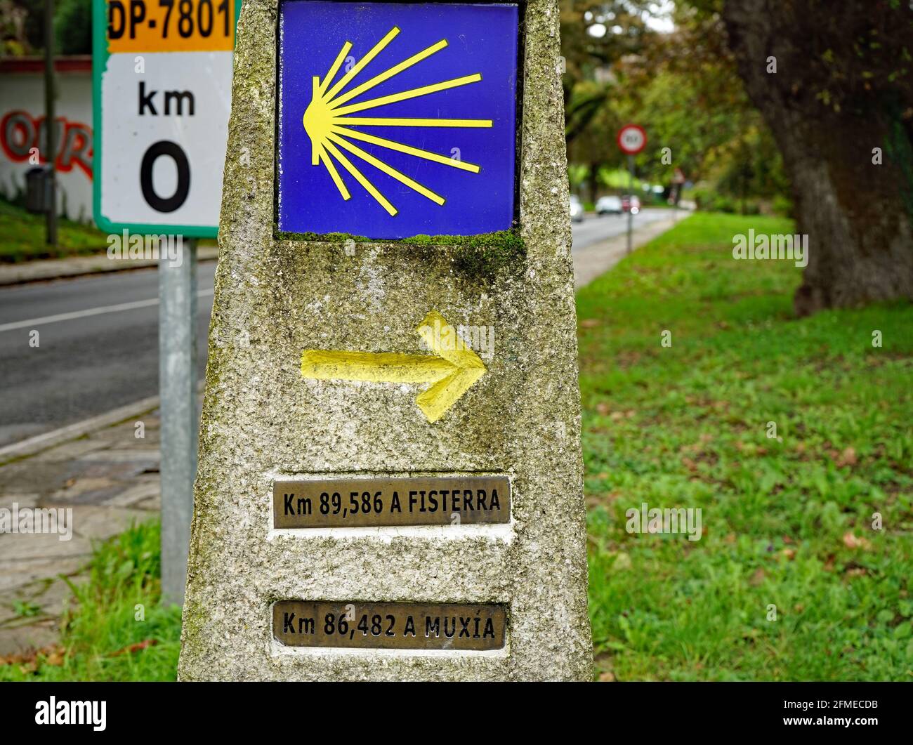 Percorso di San Giacomo : Santiago de Compostela, km 0, boschetto di querce (tomba di San Giacomo?) // Jakobsweg, km 0, Eichenhain, (Grabstätte des heiligen Jakob?) Foto Stock